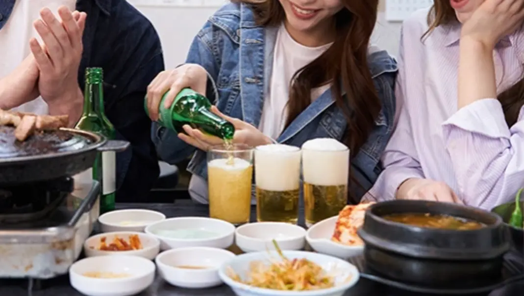 술은 덜 마셔도 사는 사람은 그대로다 — 주류 출고량 27년 만에 최저, 소매 구매 경험률은 47%대