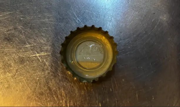 맥주 병뚜껑 톱니는 왜 21개일까 — 보이지 않는 UX와 소주 뚜껑의 두 갈래 링